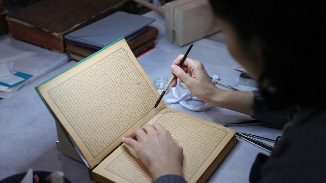 Yüzlerce yıllık eserler Millet Kütüphanesi’nde şifa buluyor