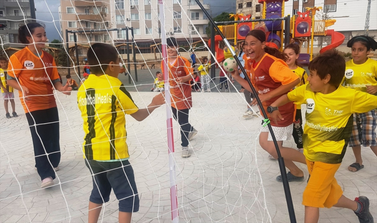 “Hentbol iyileştirir” projesi kapsamında gönüllüler depremzedelerle buluştu
