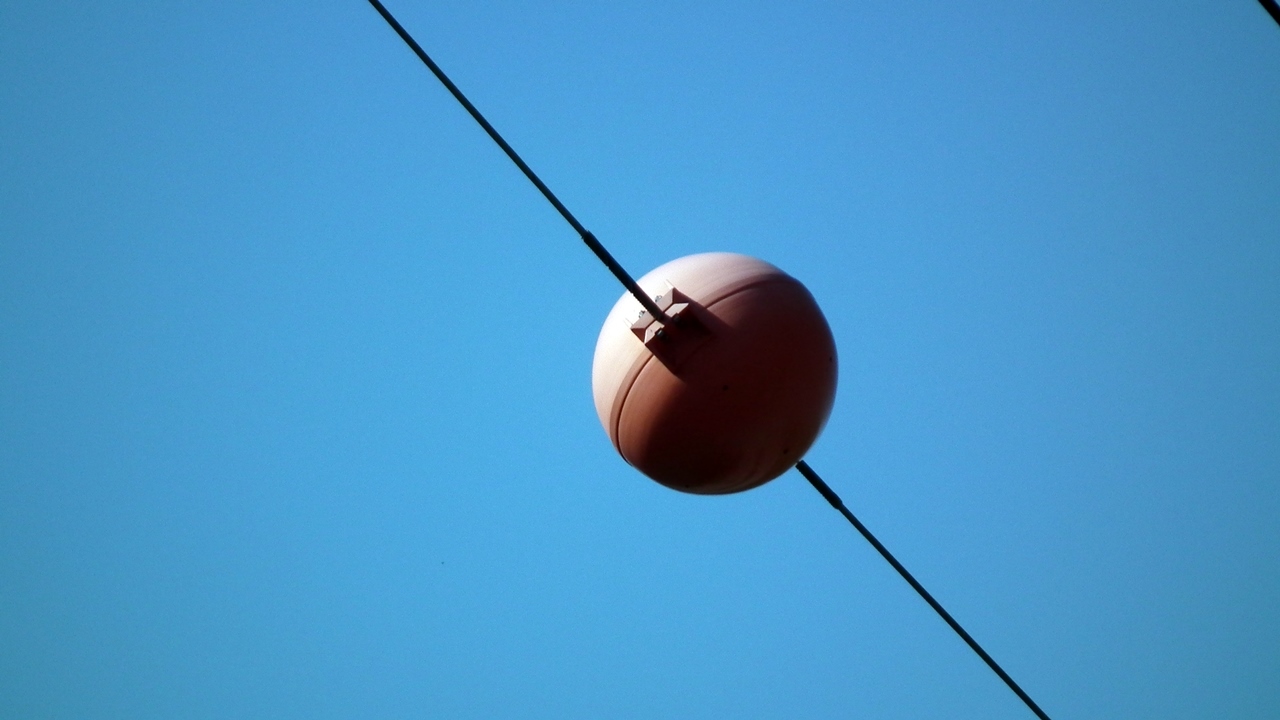 Elektrik Telleri Üzerindeki Poke-topu Benzeri Bu Küreler Ne İşe Yarıyor?