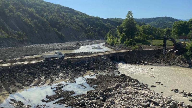 Sinop’ta sağanak nedeniyle zarar gören yol ve köprüler onarılıyor
