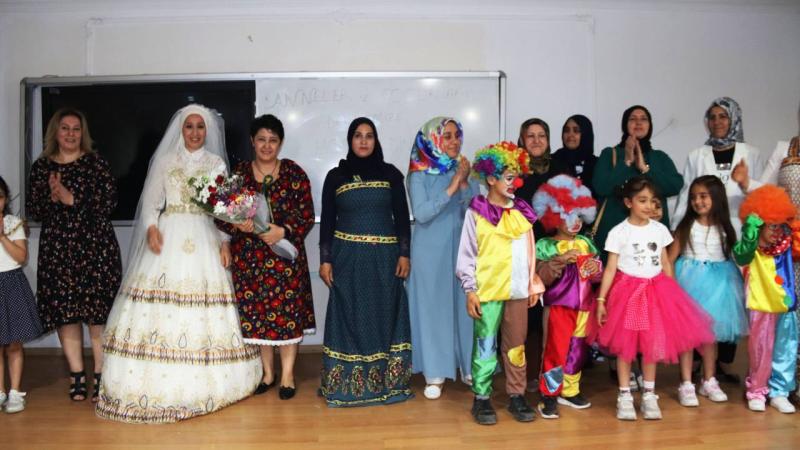 Iğdır’da kadın kursiyerler, diktikleri giysileri çocuklarıyla tanıttı