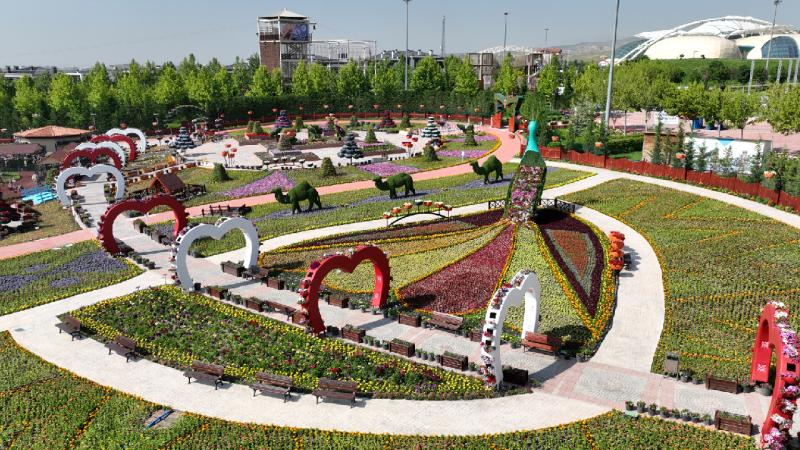 Konya’da 400 bin çiçeğin bulunduğu bahçe ziyaretçilerini ağırlamaya başladı