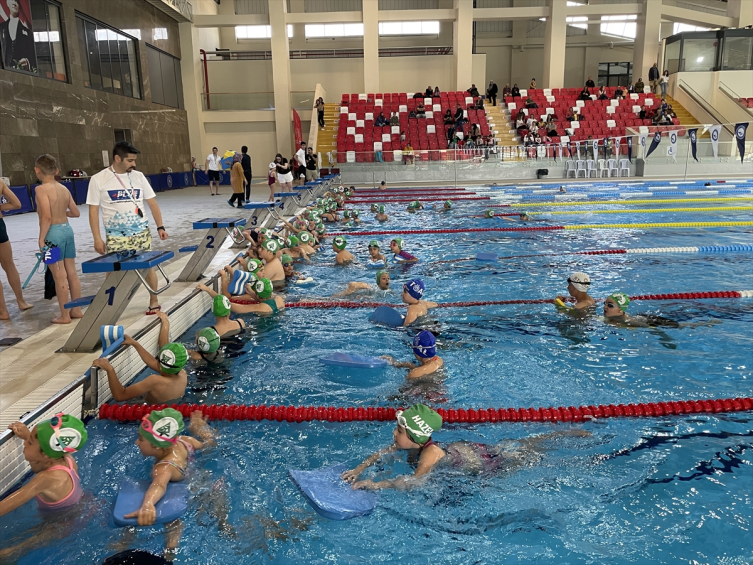 Bolu’da çocuk ve yetişkinler “Yüzme Bilmeyen Kalmasın” projesiyle yüzmeyi öğreniyor