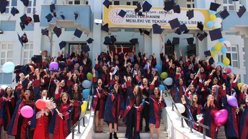 Çiçeği burnunda gazeteciler mezun oldu