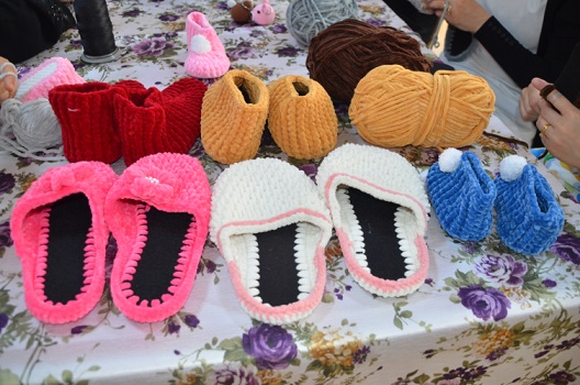 Muş’ta kadınlar sentetik ipten çarık üretiyor