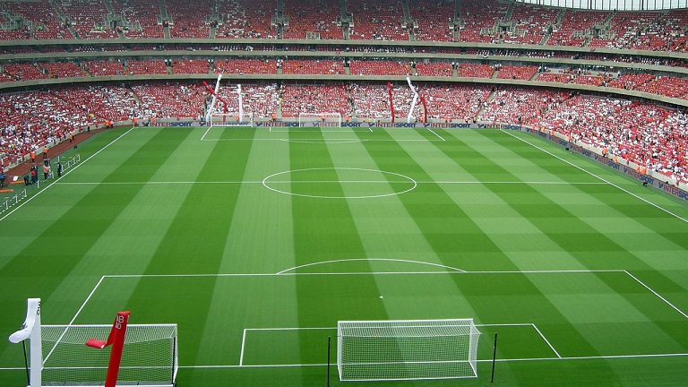 Futbol Sahalarındaki Çimler Neden Bir Açık Bir Koyu Görünecek Şekilde Tasarlanır?