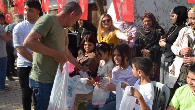 Bilecik’te çocukları sevindiren “şeker atma” geleneği 6 asırdır devam ediyor