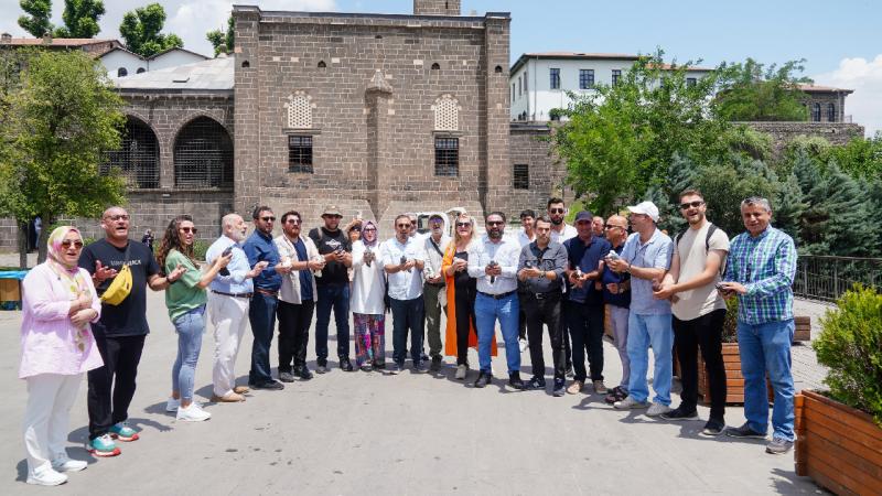 Turist rehberleri ve seyahat acenteleri Diyarbakır’ı gezdi