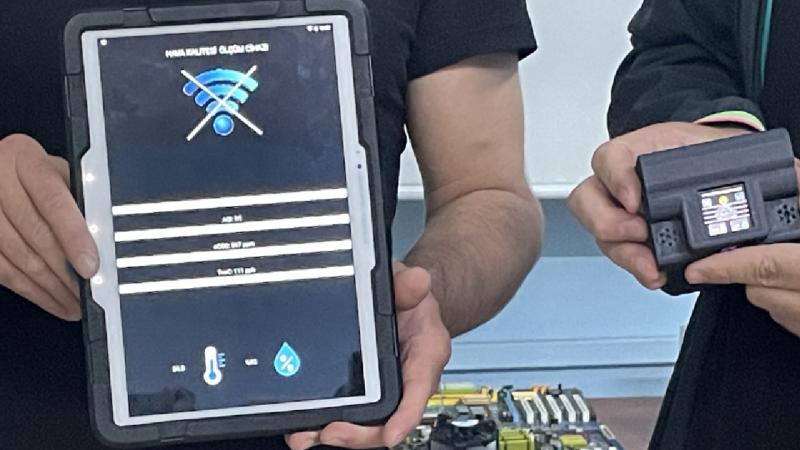 Meslek liseliler hava kalitesini ölçen giyilebilir cihaz üretti