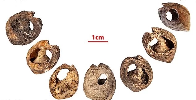Antropologlar, insanların binlerce yıldır kendileri hakkında konuşma telaşı olmadan iletişim kurmak için kişisel süslemeler kullandıklarını söylüyorlar