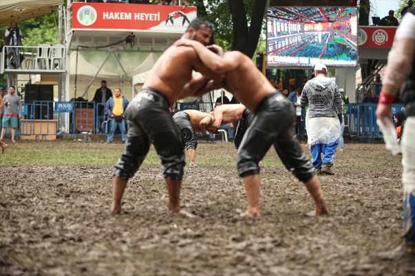 Akbalık Yağlı Güreşleri’nde başpehlivanlığı Serdar Yıldırım kazandı
