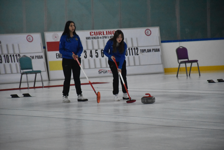 Kars’ta curling heyecanı yaşanıyor