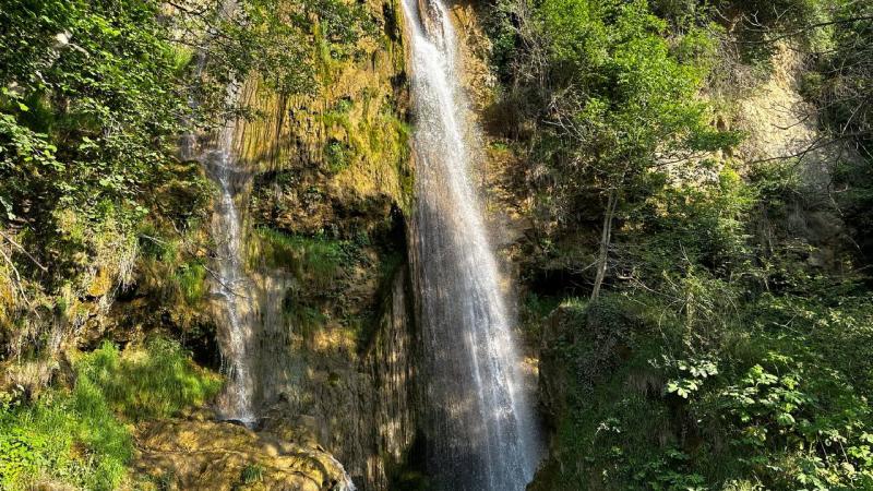 Tokat’ta 24 metreden dökülen Ocaklı Şelalesi yaz sıcağında serinletiyor