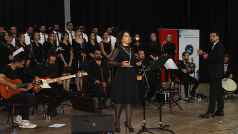 Van’da sağlık çalışanları, depremzedeler için türküler söyledi