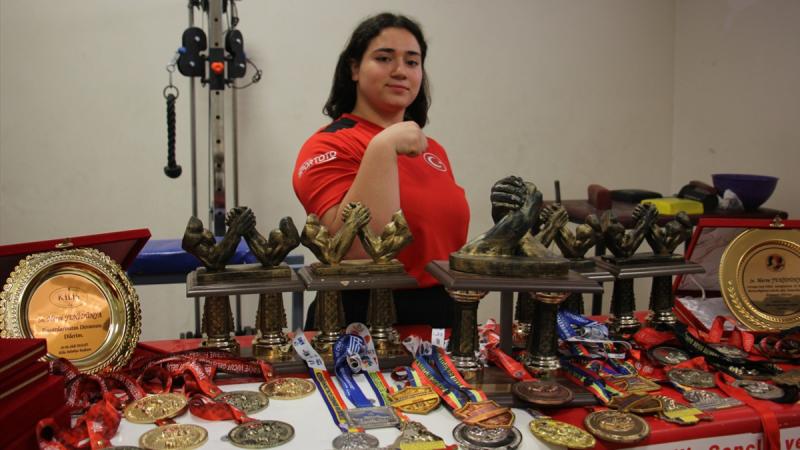 Bilek güreşinde 38 madalya sahibi Merve Yenidünya Dünya Şampiyonası’na hazırlanıyor