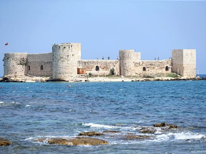 Mersin’deki Kızkalesi bayram tatilindeki misafirleri için hazır