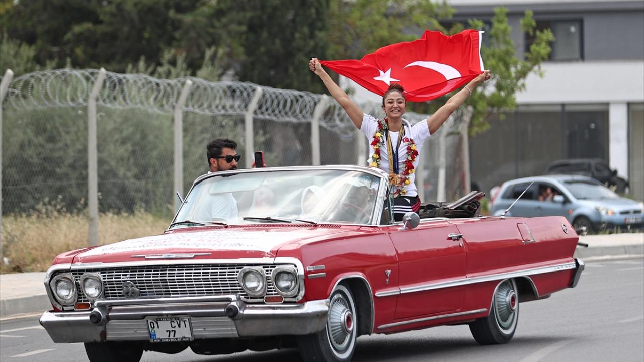 Şampiyon milli tekvandocu Nafia Kuş, Adana’da klasik arabayla tur attı