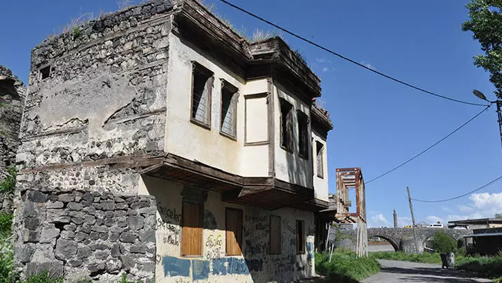 Kars’ta paşa konağı yok oluyor
