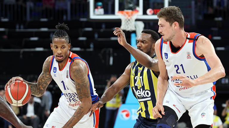 Anadolu Efes, Fenerbahçe Beko karşısında son çeyrekte geriden gelerek kazandı, seride 2-1 öne geçti