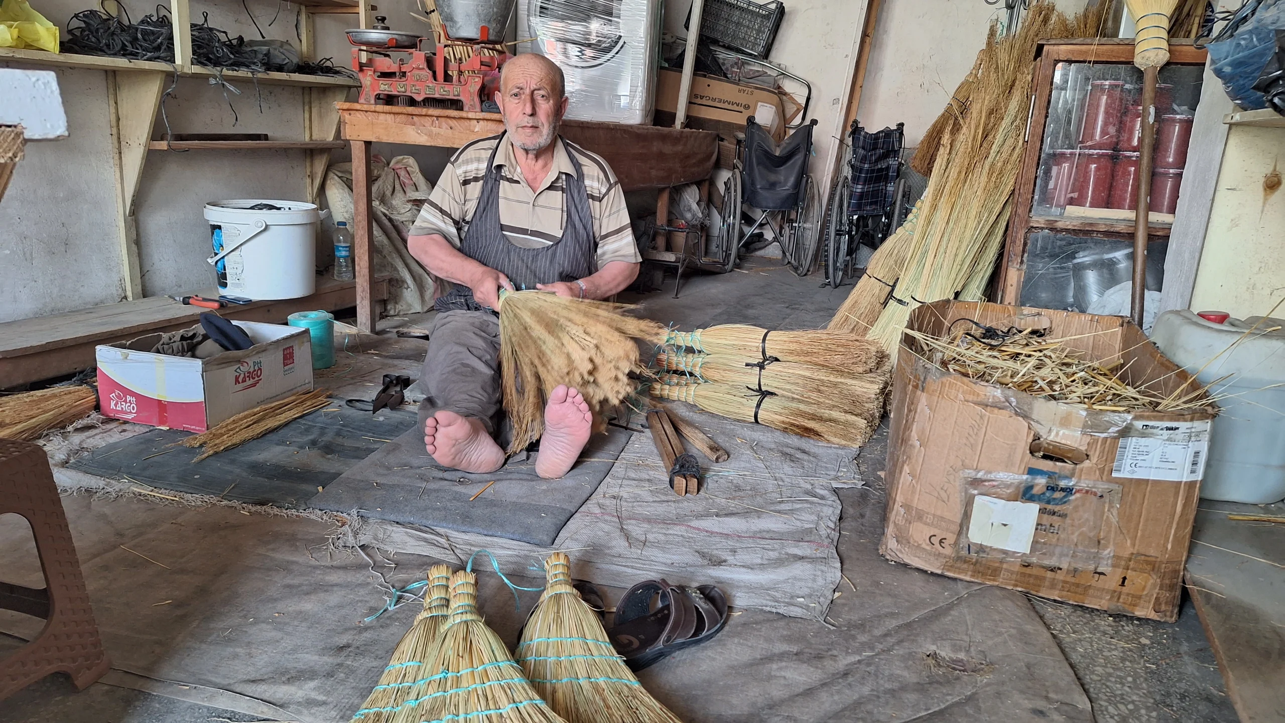 Emekli muhtar unutulmaya yüz tutmuş ‘süpürgeciliği’ sürdürüyor