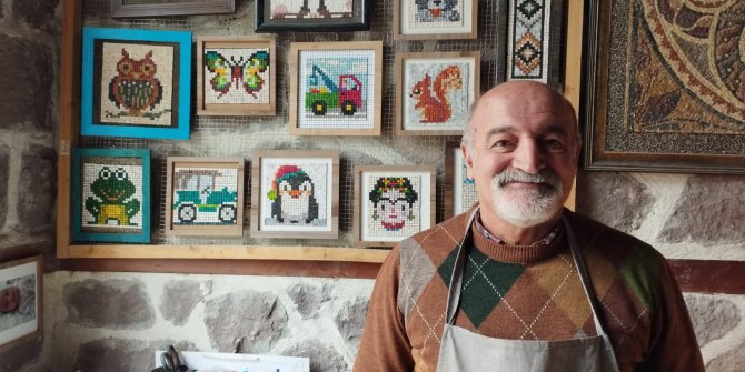 Taş mozaik ustası Kamanlıoğlu, çocuklara kodlama yöntemiyle taş mozaik sanatını öğretiyor