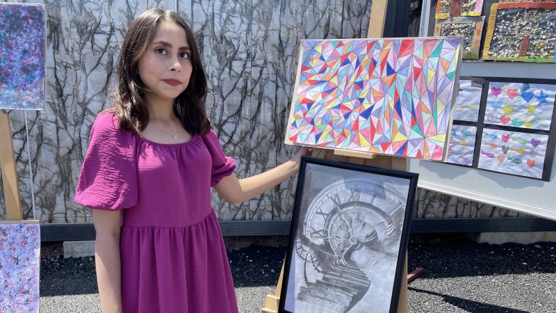 Depremzede öğrenci yaşadığı konteyner kentte resim sergisi açtı