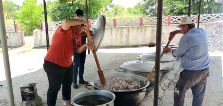 Asırlık gelenekle her eve pişmiş et gidiyor