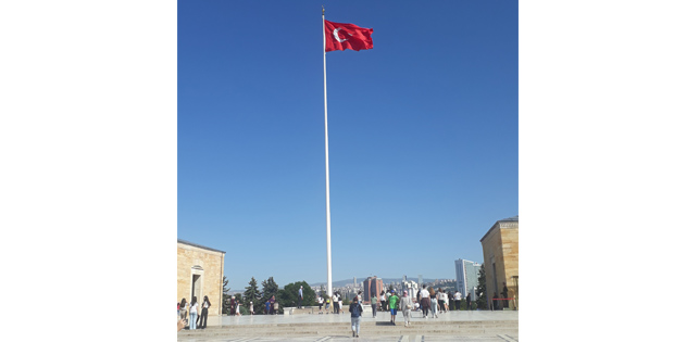 Gönderden Hiç İnmeyen Bayrak Anıtkabir’de Dalgalanıyor(Özel Haber)