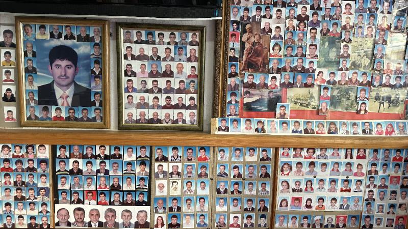 Müşterilerinin vesikalık fotoğraflarını 38 yıldır dükkanında sergiliyor