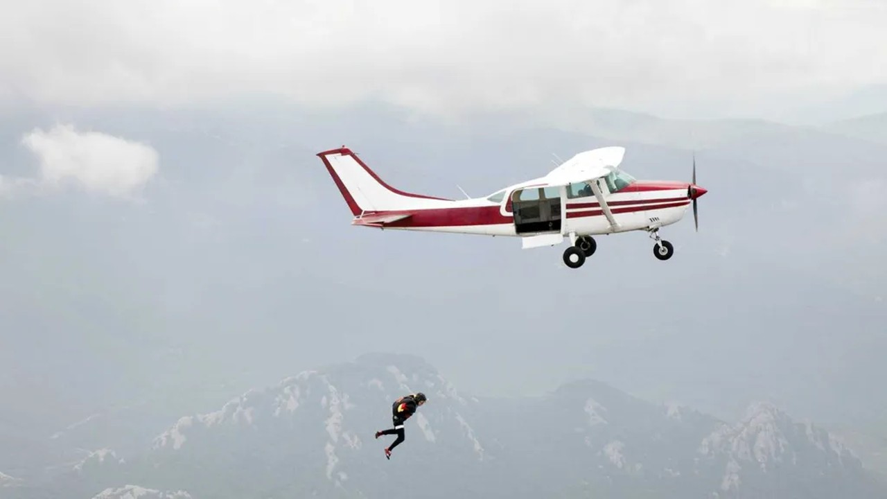 Uçaktan Düştüğümüzde Dev Bir Kar Yığınının İçine Çakılırsak Nolur?