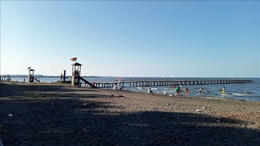 Samsun’daki Miliç Plajı ziyaretçilerine yeşil ile maviyi bir arada sunuyor