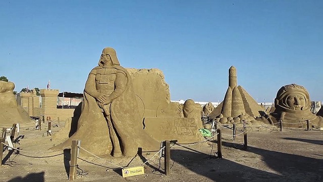 ‘Uzay macerası’ temalı Antalya Kum Heykel Festivali sürüyor