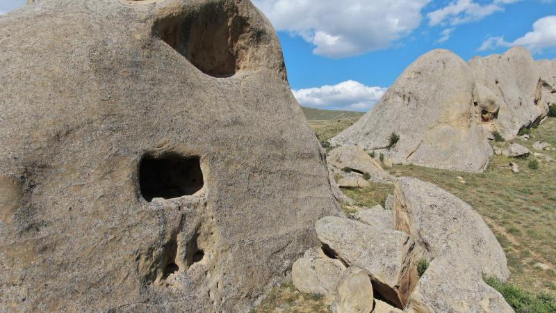 Sivas’taki oyuk kayalar uzun yıllardır gizemini koruyor