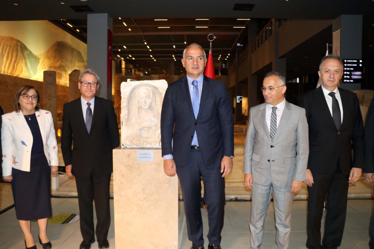 İtalya’ya kaçırılan 1800 yıllık Zeugma Mezar Steli Türkiye’ye iade edildi