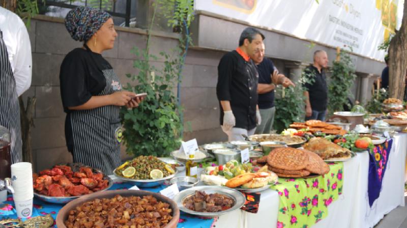 Diyarbakır’da bir araya gelen şefler yöresel ürünlerden yeni tariflerle yemek yaptı
