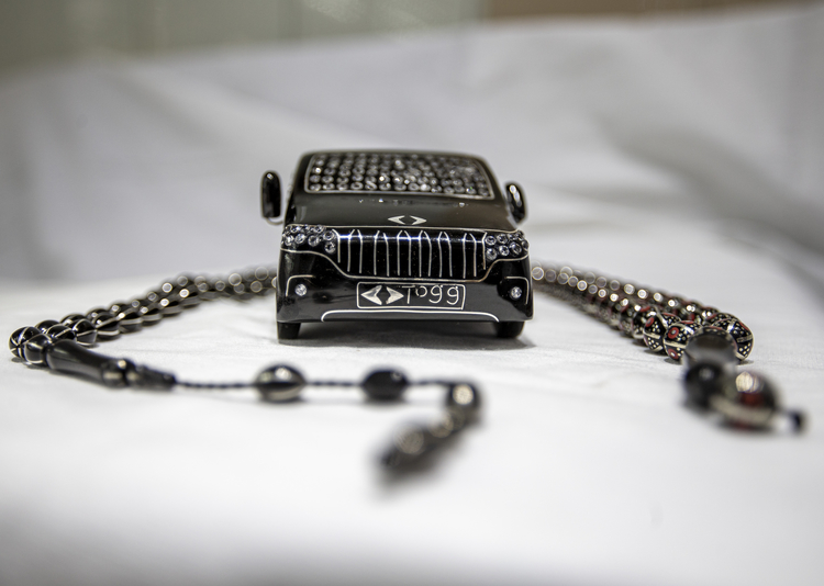 Oltu taşından Türkiye’nin yerli ve milli otomobili Togg’un maketi yapıldı