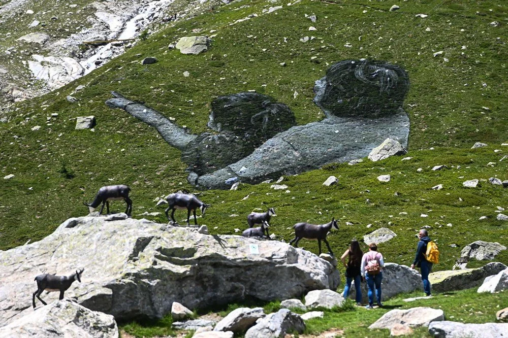 Fransız sanatçı Saype İtalyan Alpleri’ne çevre dostu dev resim yaptı