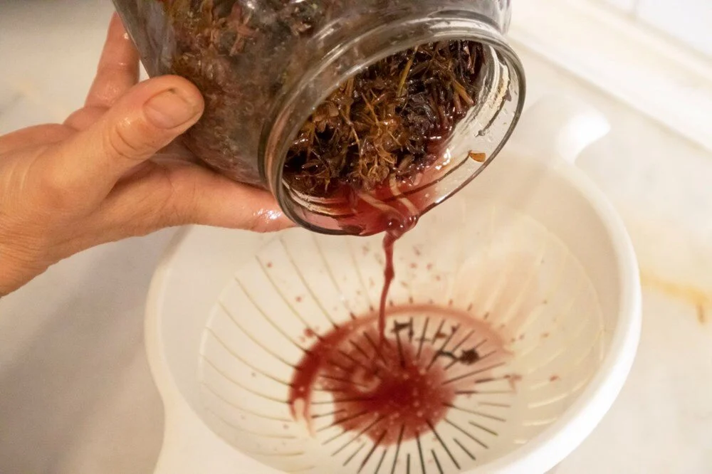 Yaz aylarının kurtarıcısı: Kantaron yağı