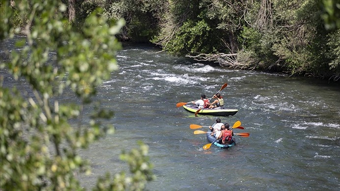 Munzur Çayı’nda düzenlenen kano turları turistlerin gözdesi oldu