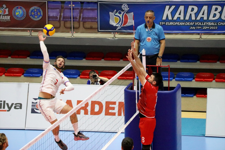 Voleybolda Fransa’yı yenen milliler finale yükseldi