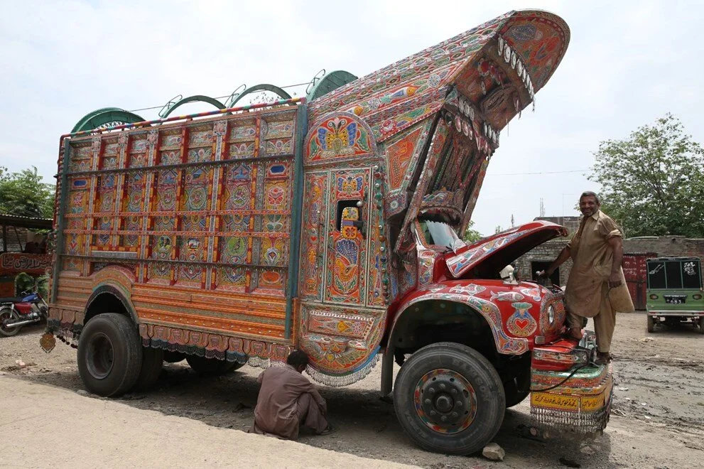 Pakistan’da kamyonlar rengarenk sanat eserlerine dönüşüyor