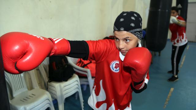 Milli boksör Rabia Eylül Duman yarım kalan şampiyonluk hayaline ulaşmak istiyor