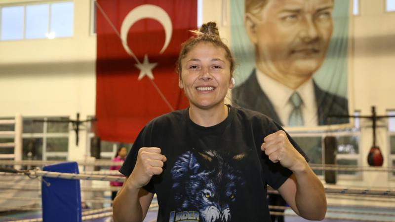 Eski milli boksör Şennur Demir antrenörlüğe “zirveden” başladı