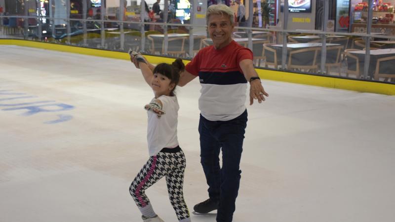 Donmuş havuzda başladığı buz pateninde yıllardır sporcu ve antrenör yetiştiriyor