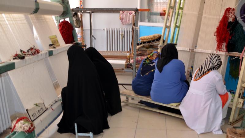 Muş’ta kadınlar halı kursunda meslek öğreniyor