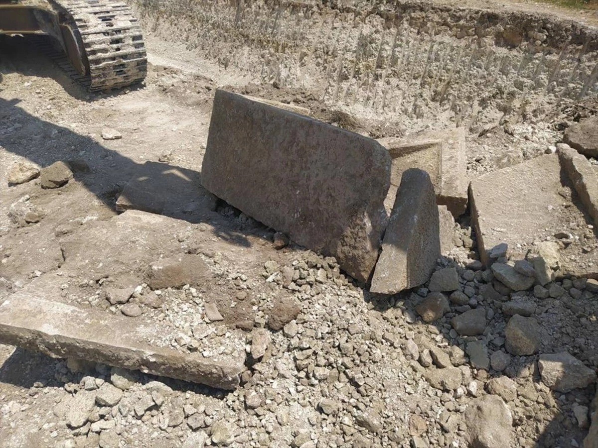 Dinar’da Antik Döneme Ait Kırık Lahit Bulundu