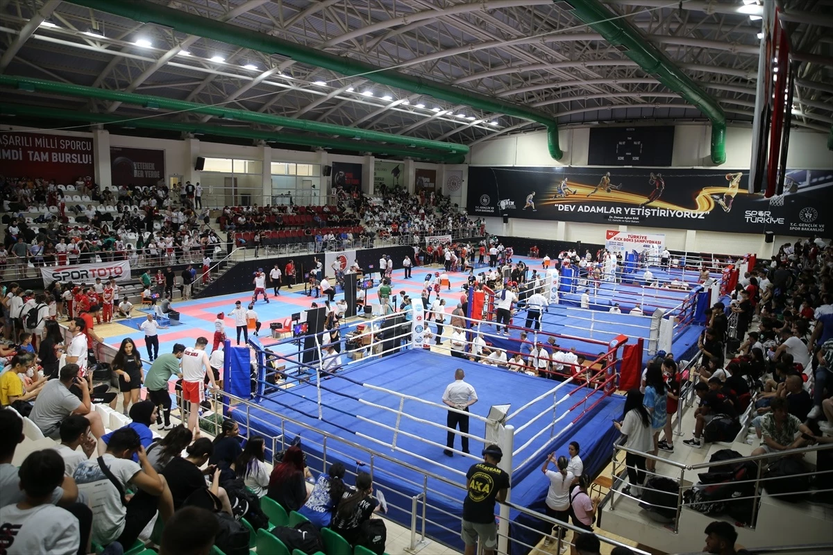 Hemşirelik Yapan Duygu Turan, Türkiye Kick Boks Şampiyonası’nda Birinci Oldu