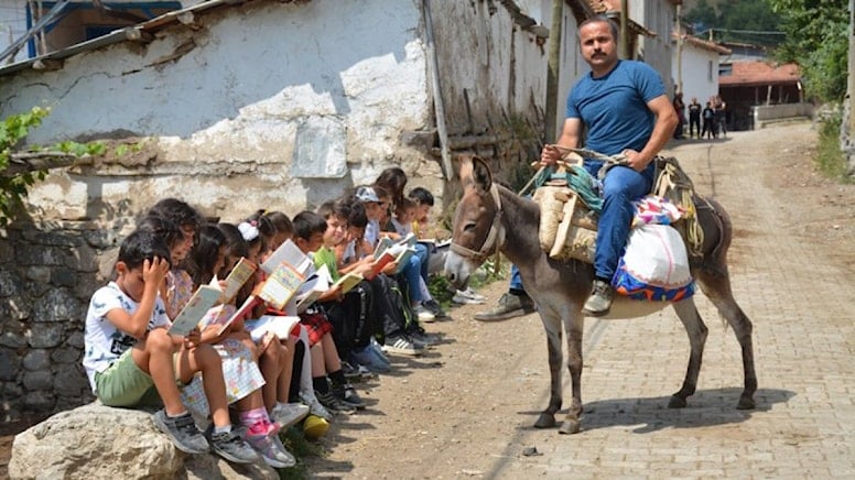 ‘Eşekli kütüphane’ hizmetini gönüllü olarak yapıyor