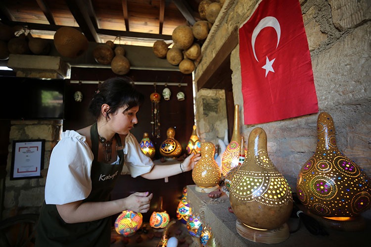 Rus gelin, kayınpederinden öğrendiği Türk el sanatını yaşatıyor