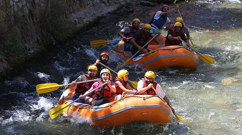 Müküs Çayı’nın serin suyunda rafting keyfi